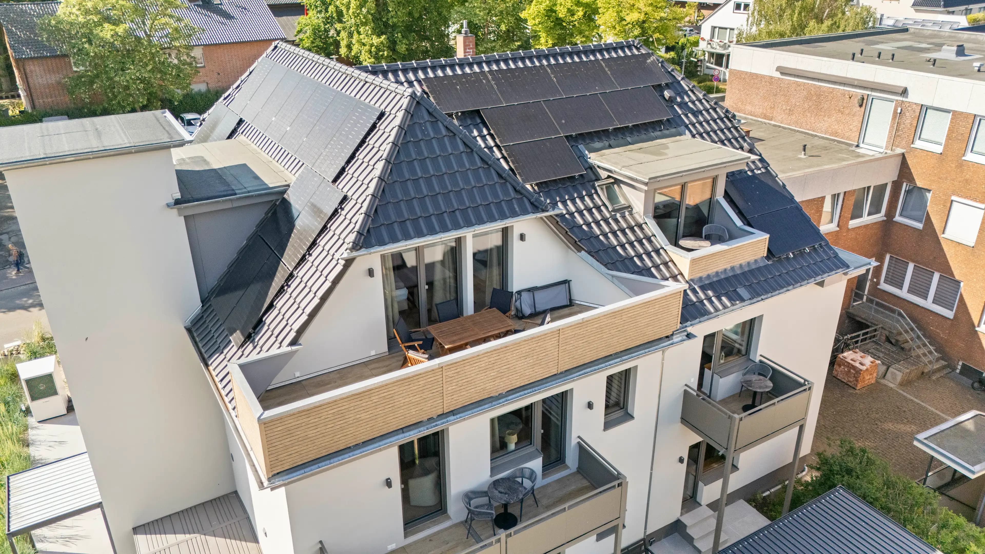 Drohnenaufnahme des Hauses Höppnerweg von schräg oben, mit Dachterrasse und Balkonen aller fünf Wohnungen